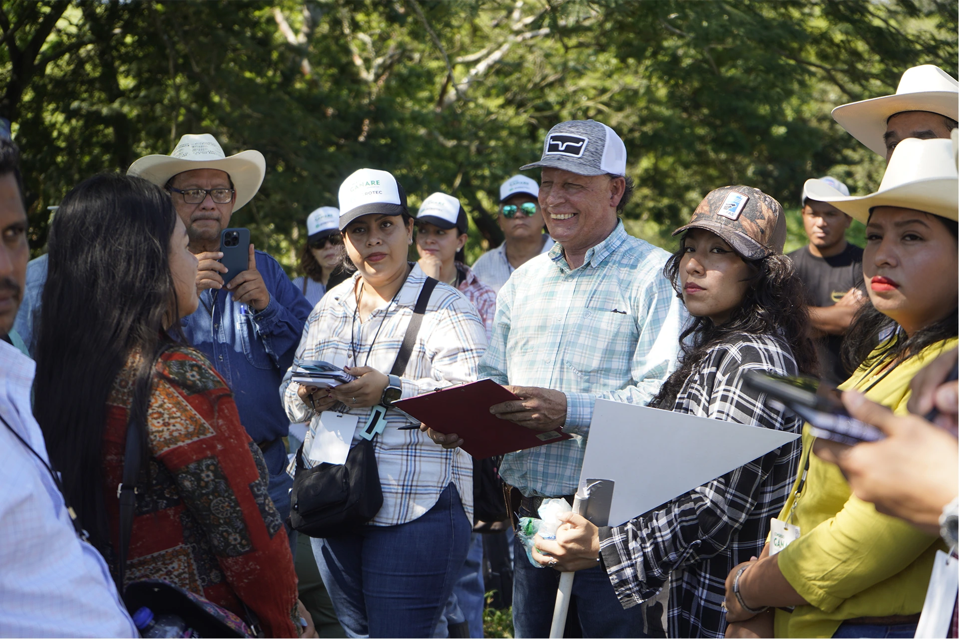 Asistentes durante una visita de campo en GANARE